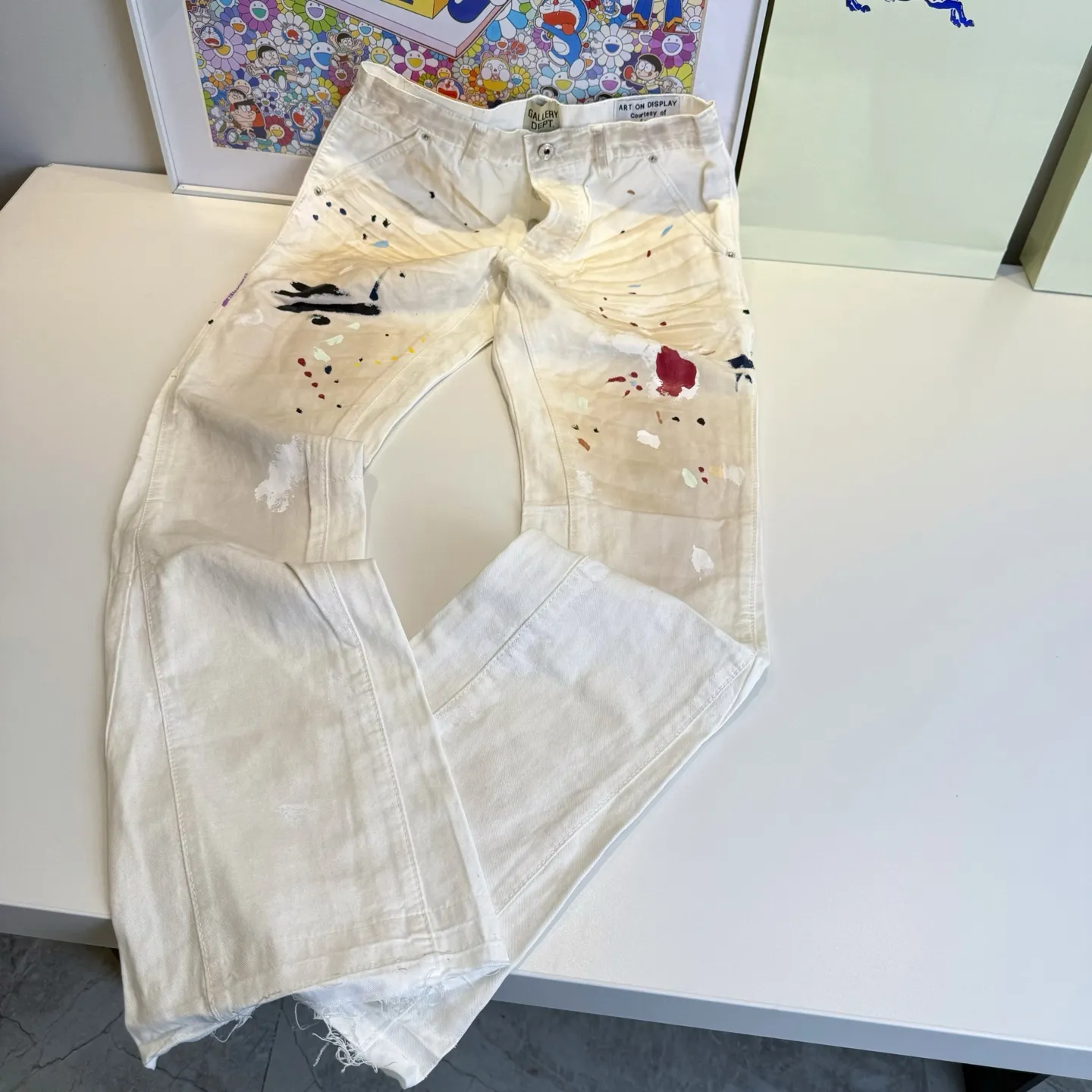 P250 model number: D457 GALLERY DEPT. ss25 new color graffiti hand-painted splicing printed letters bootcut jeans Size: 28, 30, 32, 34, 36 (S-XXL) Color: hand-painted white Size reference: pants length 100 102 104 106 106 waist 72 76 80 84 88 recommended weight S (about 110 pounds) M (about 120 pounds) L (about 140 pounds) XL (about 165 pounds) XXL (about 185 pounds)